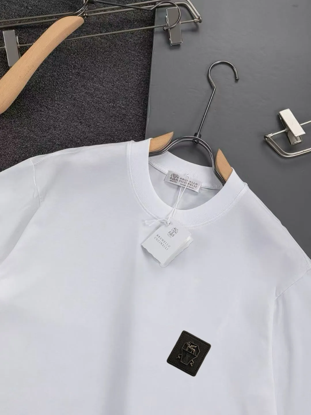BRUNELLO CUCINELLI Brunello Cucinelli counter Same Style round neck short-sleeved T-shirt customized cotton fabric! Designed with brand logo leather tag! Strong three-dimensional effect! The overall highly breathable and soft texture is more prominent, and the full cotton texture induces extreme comfort. A must-have item for Premium people, complete with original accessories and accessories! Same Style for men and women! Color: Black White Size: S-xx L